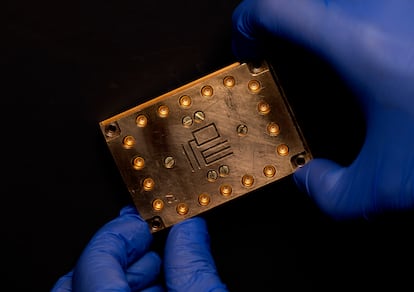 El chip cuántico de cinco cúbits, antes de ser instalado en el superordenador del Barcelona Supercomputing Center (BSC).