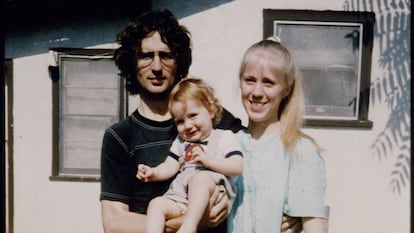 Vernon Wayne Howell, conocido como David Koresh, junto a su esposa Rachel y el hijo de ambos, Cyrus, en una imagen sin datar.