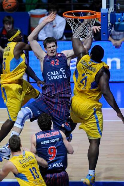 Schortsanitis y Barac, en un lance del partido de los cuartos de final de la Euroliga de baloncesto.