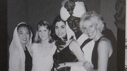 Justin Trudeau, el segundo por la derecha, vestido de Aladino durante una fiesta celebrada en Vancouver, en 2001.