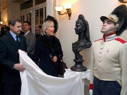 La bisnieta de la emperatriz María Fiódorovna descubre un busto de su bisabuela ayer en San Petersburgo.