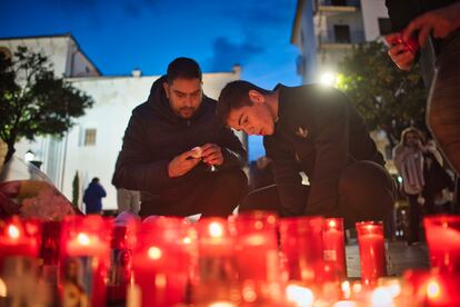 Varias personas en el lugar donde fue asesinado el sacristán, este jueves.