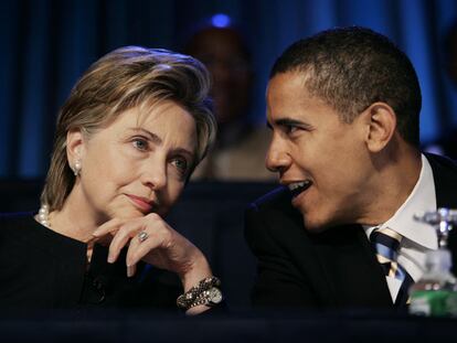 Barack Obama bromea con Hillary Clinton tras un debate electoral, el pasado enero.