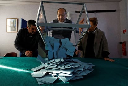 Los miembros de una mesa electoral proceden al recuento de los votos, en Lavault-Sainte-Anne.
