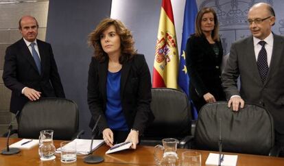 El ministro de Hacienda, Cristóbal Montoro (a la derecha), junto a los ministros Fátima Báñez y Luis de Guindos y a la vicepresidente Soraya Sáenz de Santamaría.