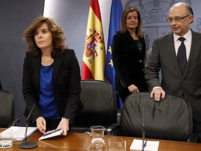 El ministro de Hacienda, Crist&oacute;bal Montoro (a la derecha), junto a los ministros F&aacute;tima B&aacute;&ntilde;ez y Luis de Guindos y a la vicepresidente Soraya S&aacute;enz de Santamar&iacute;a. 