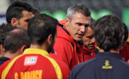 Soyez, junto a los jugadores de la selecci&oacute;n espa&ntilde;ola.