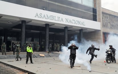 Un grupo de manifestantes logró penetrar en la sede de la Asamblea Nacional en Quito, pero las fuerzas de seguridad los expulsaron al poco de entrar con gases lacrimógenos.