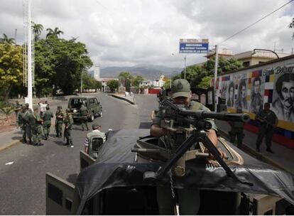 El Ejército venezolano monta guardia junto al puente Simón Bolívar, fronterizo con Colombia.