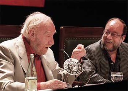 Fernando Fernán Gómez y Enrique Brasó, ayer en Madrid.