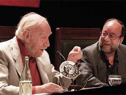 Fernando Fernán Gómez y Enrique Brasó, ayer en Madrid.