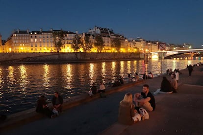 Parisinos relajados a orillas del río Sena.