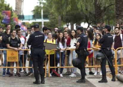 Un grupo de jóvenes estudiantes han reivindicado a las puertas del paraninfo de la Universitat Politècnica un sistema de gobierno republicano.