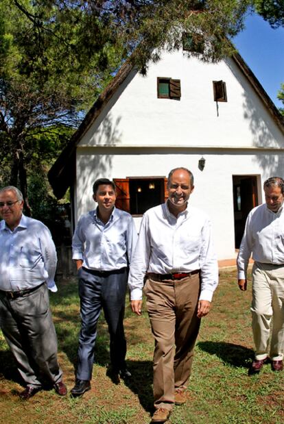 Francisco Camps y los tres vicepresidentes del Consell, ayer, en El Saler.