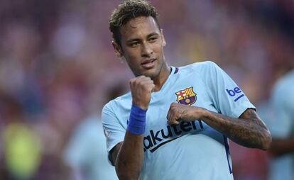 Neymar celebra su gol ante el Manchester United.