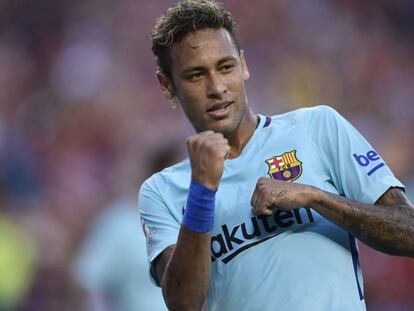 Neymar celebra su gol ante el Manchester United.
