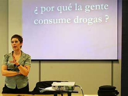 Marta Franco habla sobre drogas a los jóvenes multados.