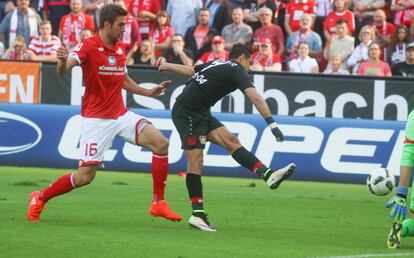 Hern&aacute;ndez remata para anotar su primer gol. 