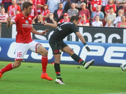 Hernández remata para anotar su primer gol.