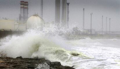 El temporal marítimo se manifestó con grandes olas en la costa de Castellón, como muestra la imagen.