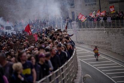 Ambiente de la protesta contra la ley pensiones del Gobierno francés, este jueves en Marsella.
