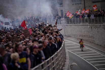 Ambiente de la protesta contra la ley pensiones del Gobierno francés, este jueves en Marsella. 