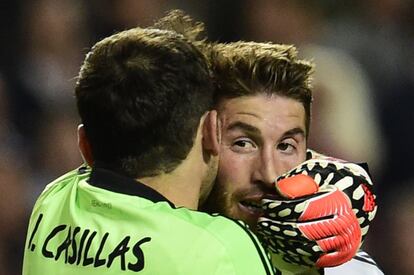 Iker Casillas besa a Sergio Ramos felicit&aacute;ndole por el gol con el que ha conseguido empatar el partido. 