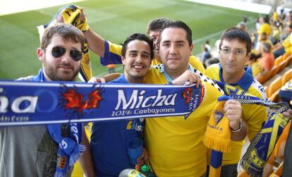 Aficionados del Cádiz y del Oviedo en el Ramón de Carranza.