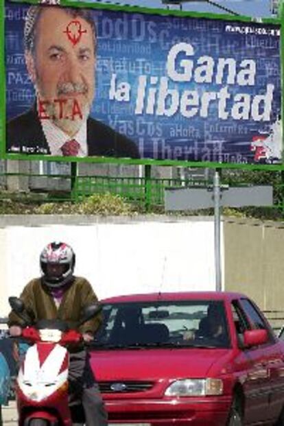 Un cartel electoral del PP en Bilbao con una pintada de ETA.