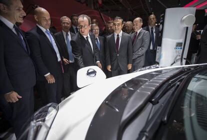 El presidente francés, François Hollande, enchufa un coche eléctrico Nissan durante el Salón del Automóvil de París, este mes. Reuters