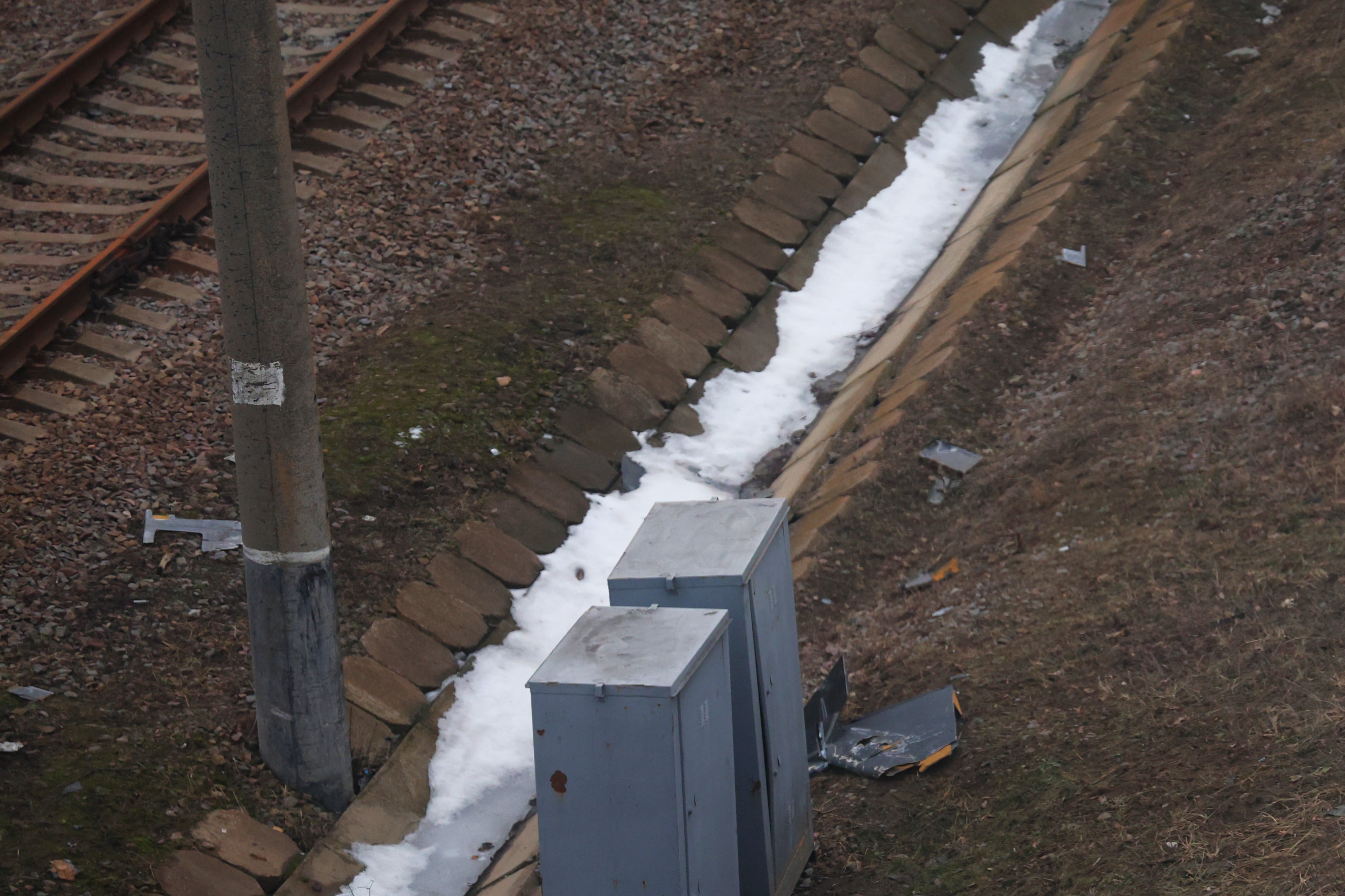 Restos de un dron kamikaze ruso junto a la vía a la llegada a Lozova (este de Ucrania).