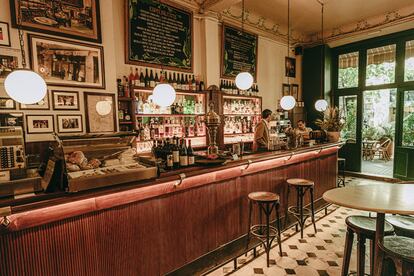 Interior del Cafè del Centre, local en la Calle Girona, 69 de Barcelona