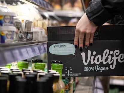 Una trabajadora coloca productos en una tienda vegana en Londres.