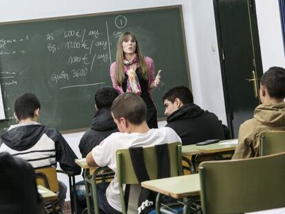 Alumnos del Instituto Bellvitge del L’Hospitalet del Llobregat (Barcelona) durante una clase de educación financiera