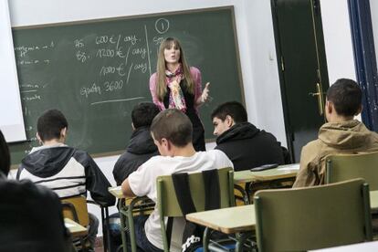 Alumnos del Instituto Bellvitge del L’Hospitalet del Llobregat (Barcelona) durante una clase de educación financiera
