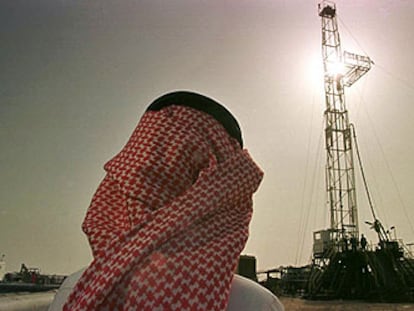 Un ejecutivo de la petrolera estatal saudí, Aramco, observa los trabajos de ampliación en el yacimiento petrolífero de Al Hotwa.