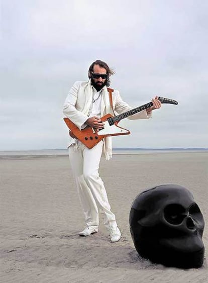 Amante del blanco y, a su manera, sofisticado, Sébastien Tellier se presenta a Eurovisión sin atisbo de ironía.