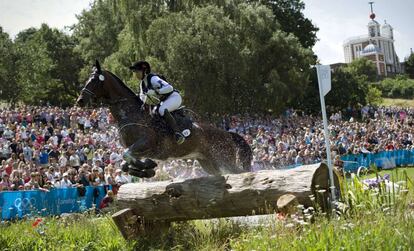 La bielorrusa Alena Tseliapushkina salta un obstáculo con su caballo Passat durante la competición ecuestre de concurso completo.