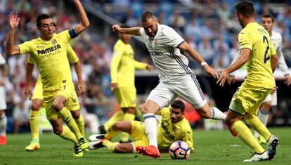 Benzema dispara a puerta entre varios jugadores del Villareal.