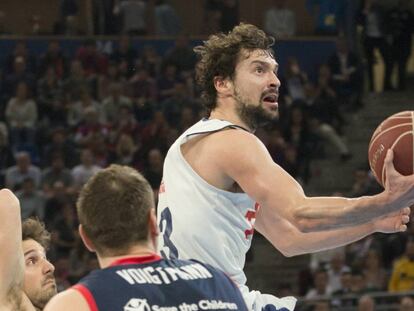 Sergio Llull entrando a canasta.