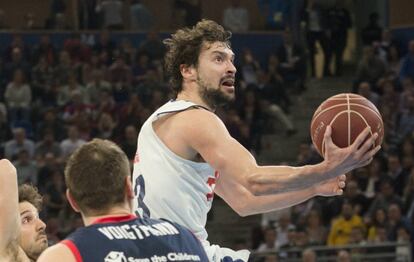 Sergio Llull entrando a canasta.