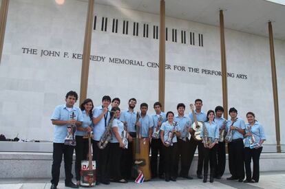 La Orquesta de Instrumentos Reciclados posando delante del prestigioso Kennedy Center de Washington, donde actuó el pasado 27 de agosto.