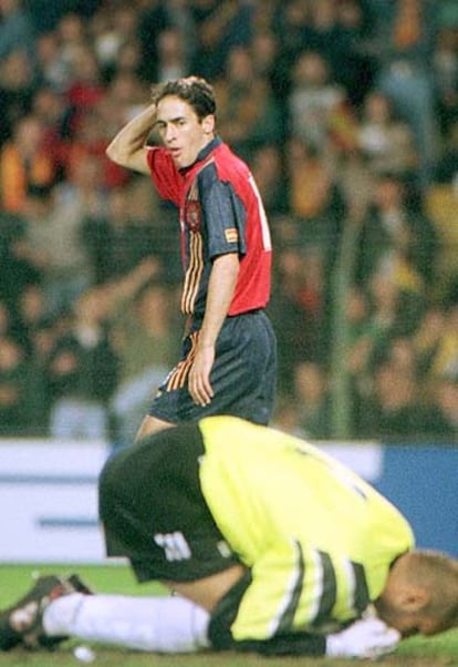 Raúl se lamenta mirando al portero Kocic, en el partido España-Yugoslavia de 1996, su debut con la camiseta roja.