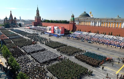 Columnas militares durante el desfile por el 75º aniversario de la derrota nazi, este miércoles en la plaza Roja de Moscú.
