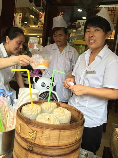 Dumpling de sopa con pajita para absorber en Bazar Yuyuan