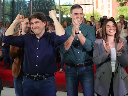 Sánchez juntos a Eneko Andueza, este viernes en el mitin de cierre de la campaña vasca en Bilbao.