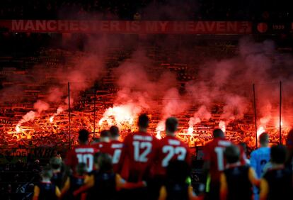 Aficionados del BSC Young Boys lanzan bengalas mientras los jugadores salen al campo durante el partido de la Champions League frente al Manchester United, en Old Trafford (Inglaterra), el 27 de noviembre de 2018.