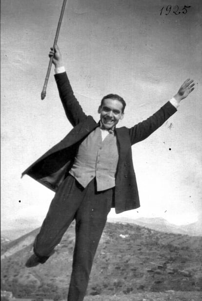 Luis Buñuel tomó esta fotografía en 1925. El director de cine aseguraba que Lorca le había descubierto la poesía. Su relación, sin embargo, pasó por varios altibajos: "El contraste no podía ser mayor, entre el aragonés tosco y el andaluz refinado -o quizás a causa de este mismo contraste-, casi siempre andábamos juntos", cuenta Buñuel en 'Mi último suspiro', su autobiografía.