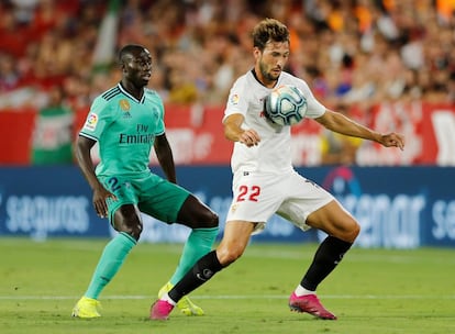 Mendy, detrás del Mudo Vázquez en el partido del domingo contra el Sevilla.