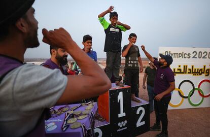 "Nos divertimos mucho", asegura Walid Mohamed al-Hassan, de 12 años. "Logré el segundo lugar en el salto de longitud", continúa sin perder la sonrisa, del brazo de tres de sus compañeros.